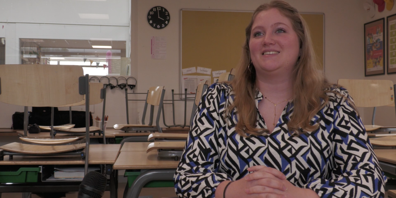 Jasmijn staat voor de klas en voelt de druk