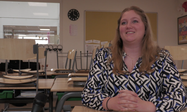 Jasmijn staat voor de klas en voelt de druk