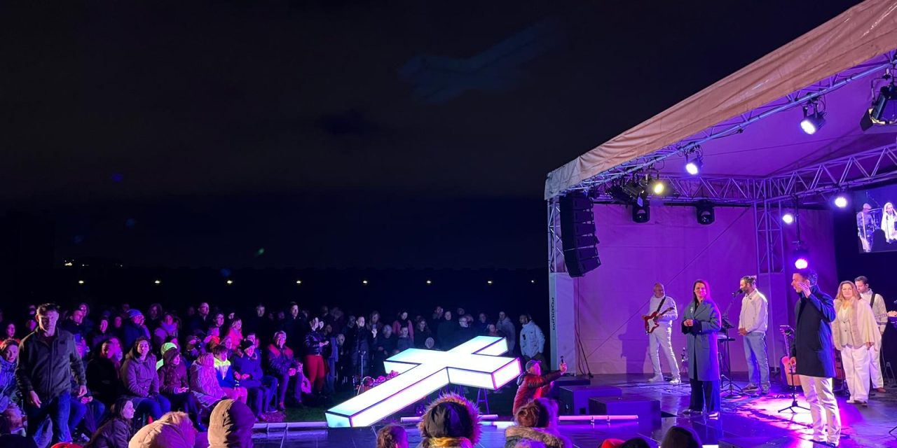 Processie met verlicht kruis trekt door regenachtig Leidsche Rijn