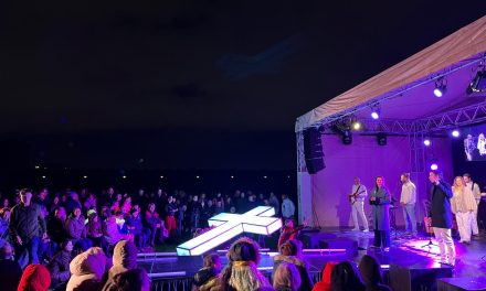 Processie met verlicht kruis trekt door regenachtig Leidsche Rijn