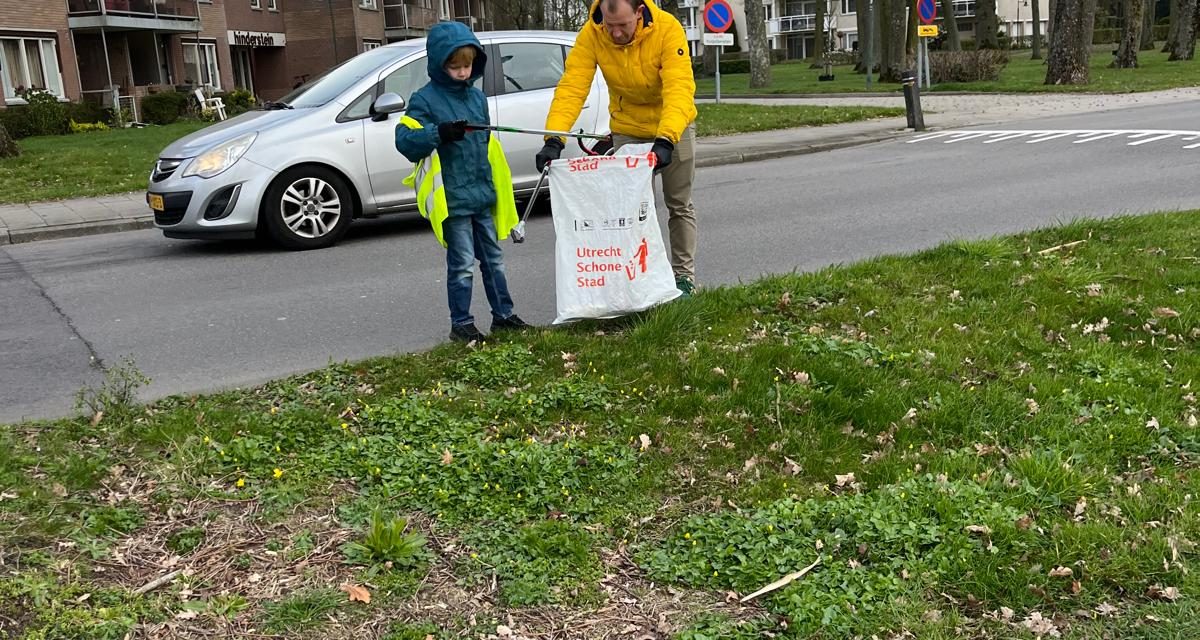 Kinderen en ouders ruimen afval op tijdens Opschoondag in Vleuten