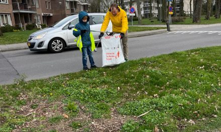 Kinderen en ouders ruimen afval op tijdens Opschoondag in Vleuten