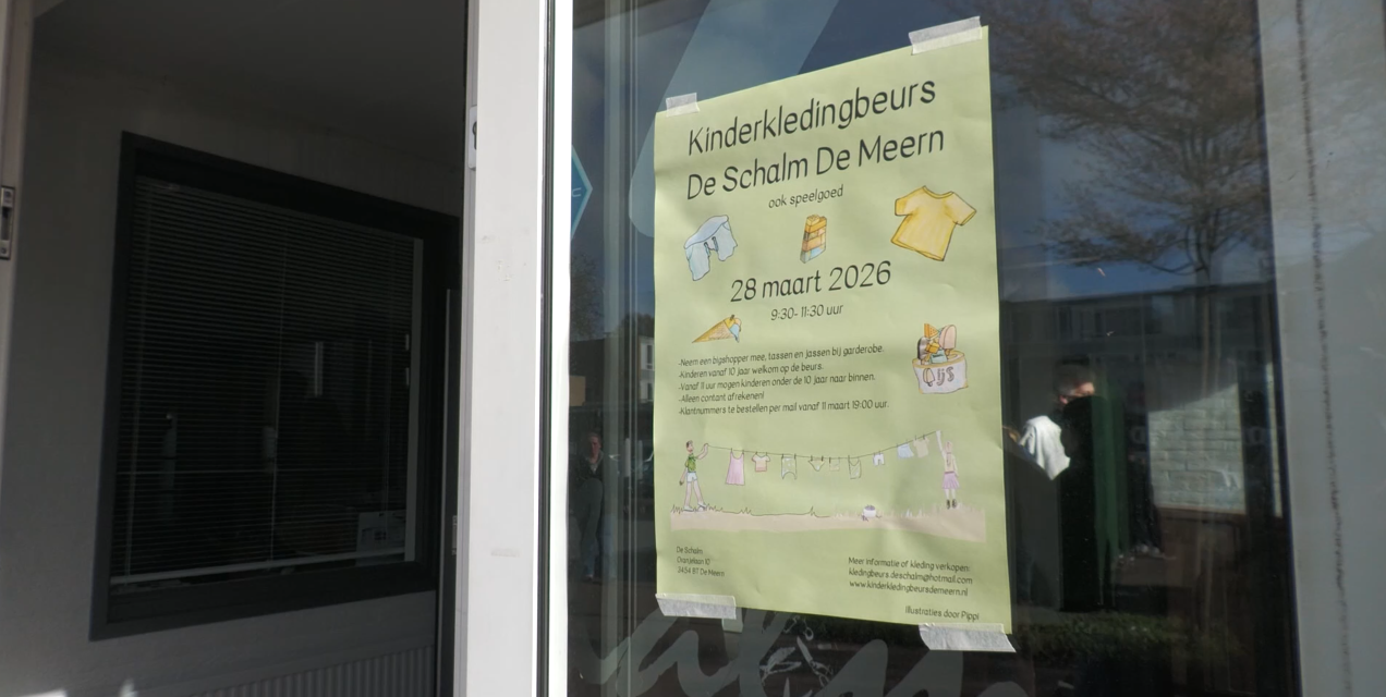 Grote hoeveelheid tweedehands kleding te koop tijdens kinderkleding- en speelgoedbeurs De Schalm