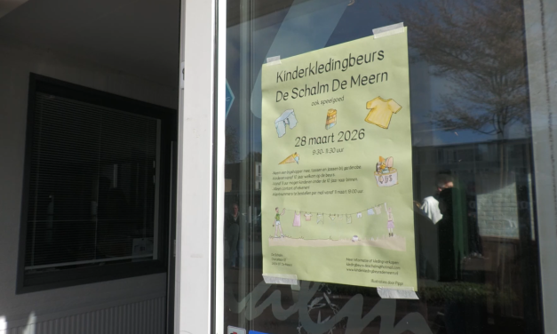 Grote hoeveelheid tweedehands kleding te koop tijdens kinderkleding- en speelgoedbeurs De Schalm