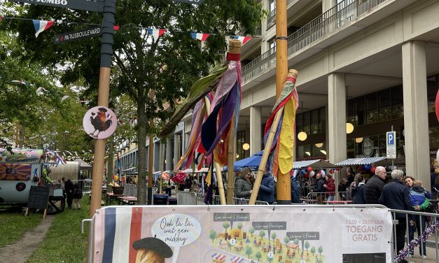 Franse vlaggen sieren de Parijsboulevard terwijl Hazes en Indonesische geuren overheersen
