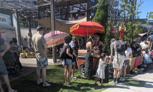 Grootste kinderrommelmarkt ooit op Berlijnplein trekt jonge ondernemers uit Leidsche Rijn