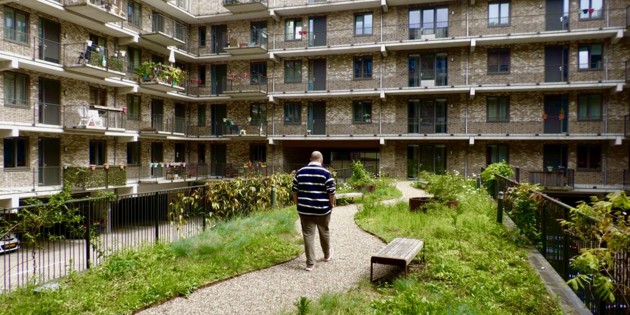 Gemengd wonen brengt mensen samen en gaat woningnood tegen, aldus bewoner Sam