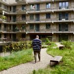 Gemengd wonen brengt mensen samen en gaat woningnood tegen, aldus bewoner Sam