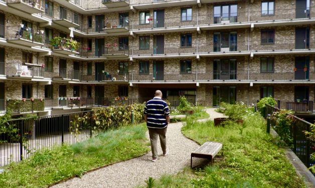 Gemengd wonen brengt mensen samen en gaat woningnood tegen, aldus bewoner Sam