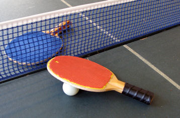 Buurtbewoners slaan van zich af in gymzaal De Klimroos: ‘Iedereen kan tafeltennissen’