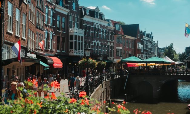 Toerismecijfers in Utrecht dalen licht, terwijl Amsterdam blijft groeien