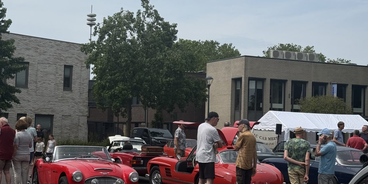 Klassieke auto’s stelen voor de 25e keer de show op het dorpsplein in Vleuten