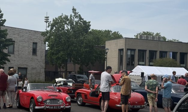 Klassieke auto’s stelen voor de 25e keer de show op het dorpsplein in Vleuten