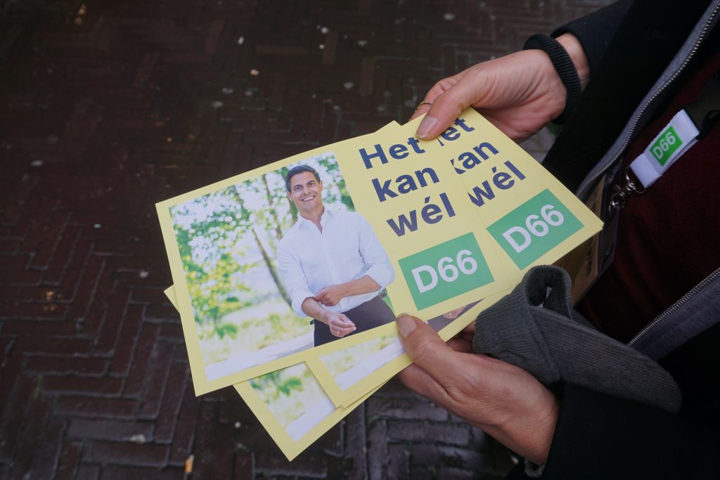 Flyeren na de aanval op het partijkantoor: hoe D66 omgaat met intimidatie in campagnetijd