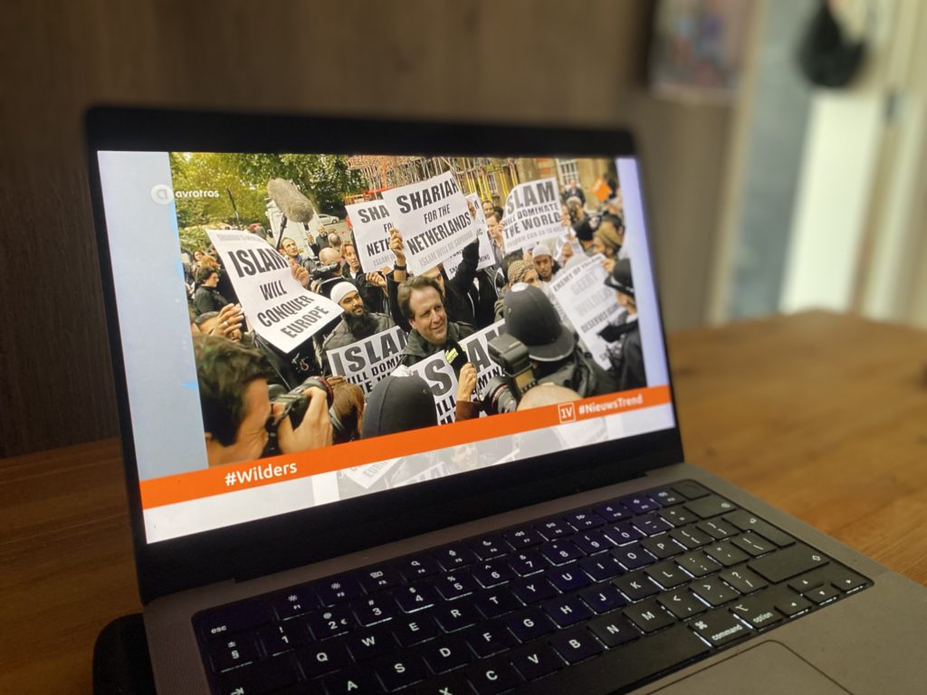 Aflevering EenVandaag van 06-02-2017 met de door Geert Wilders gedeelde foto van Alexander Pechtold tussen de Hamas-aanhangers