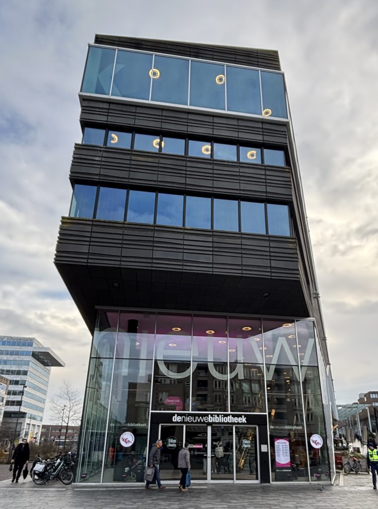 De bibliotheek als hulppunt tegen digitale oplichting: ‘Van mijn rekening blijven ze af’