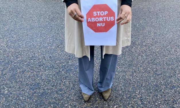 Anti-Abortusdemonstranten blijven vrouwen belagen bij Vrelinghuis Utrecht