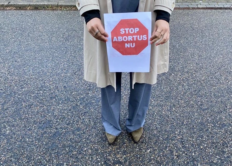 Anti-Abortusdemonstranten blijven vrouwen belagen bij Vrelinghuis Utrecht