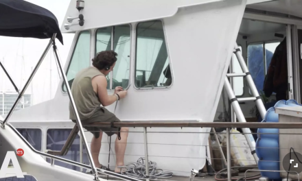 Woningnood onder studenten: Robin woont op een boot in de haven