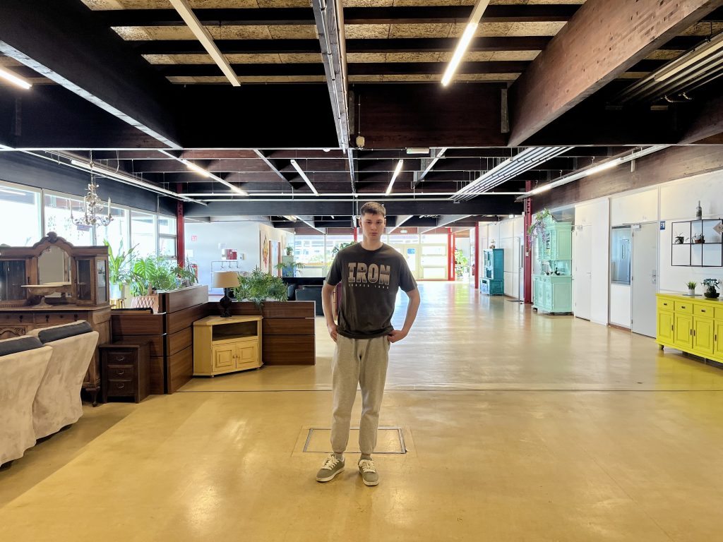 Yaroslav in de gemeenschappelijke woonkamer.