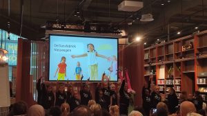 Dansende kinderen met zwarte shirtjes op het podium van de bibliotheek in Nieuwegein