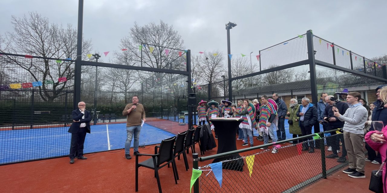 Piñata barst open, padelbaan vol kauwgomballen