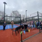 Piñata barst open, padelbaan vol kauwgomballen