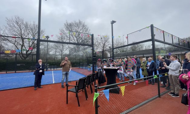 Piñata barst open, padelbaan vol kauwgomballen