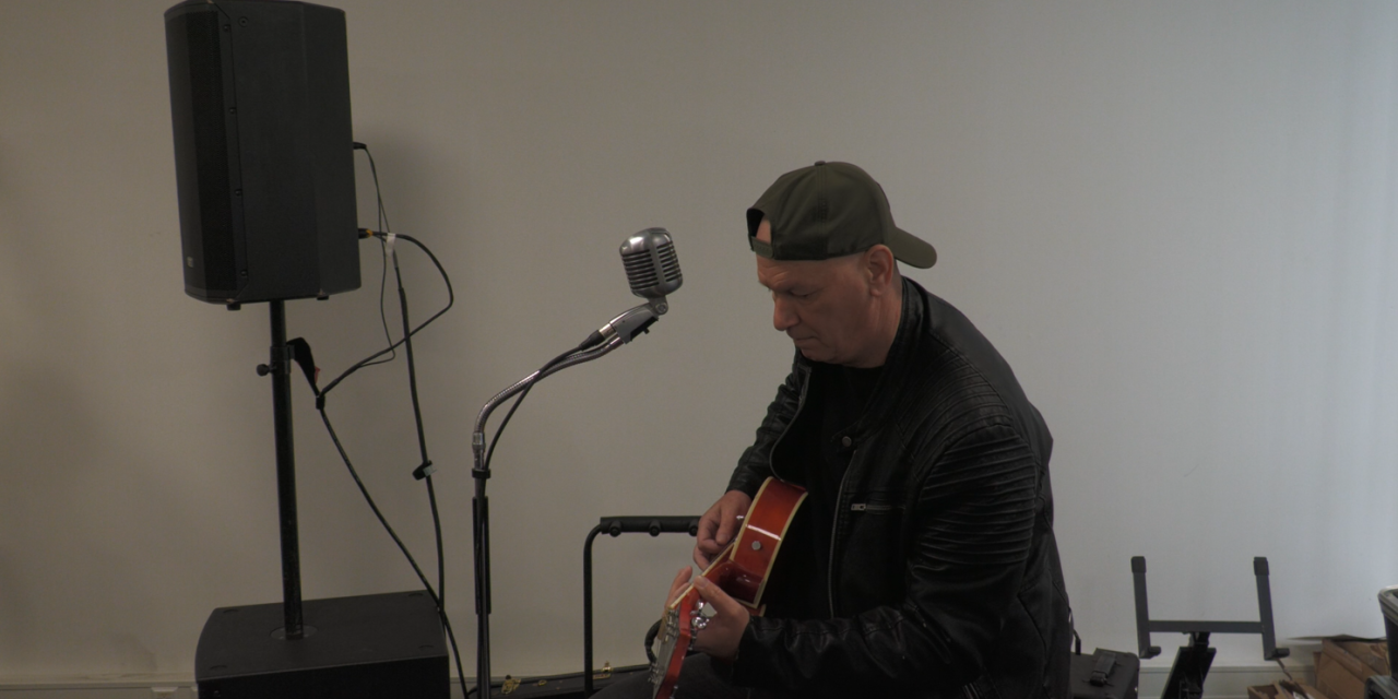 Rene van coverband The Wink: ‘Vol goede moed weer knallen op het podium’
