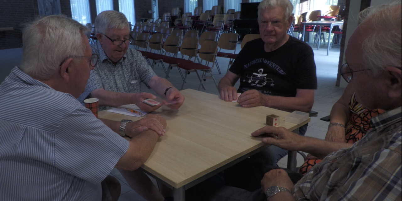 Klaverjassen tegen eenzaamheid