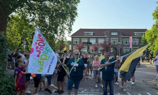 Ijsselstein loopt laaste dag Avondvierdaagse vol plezier.