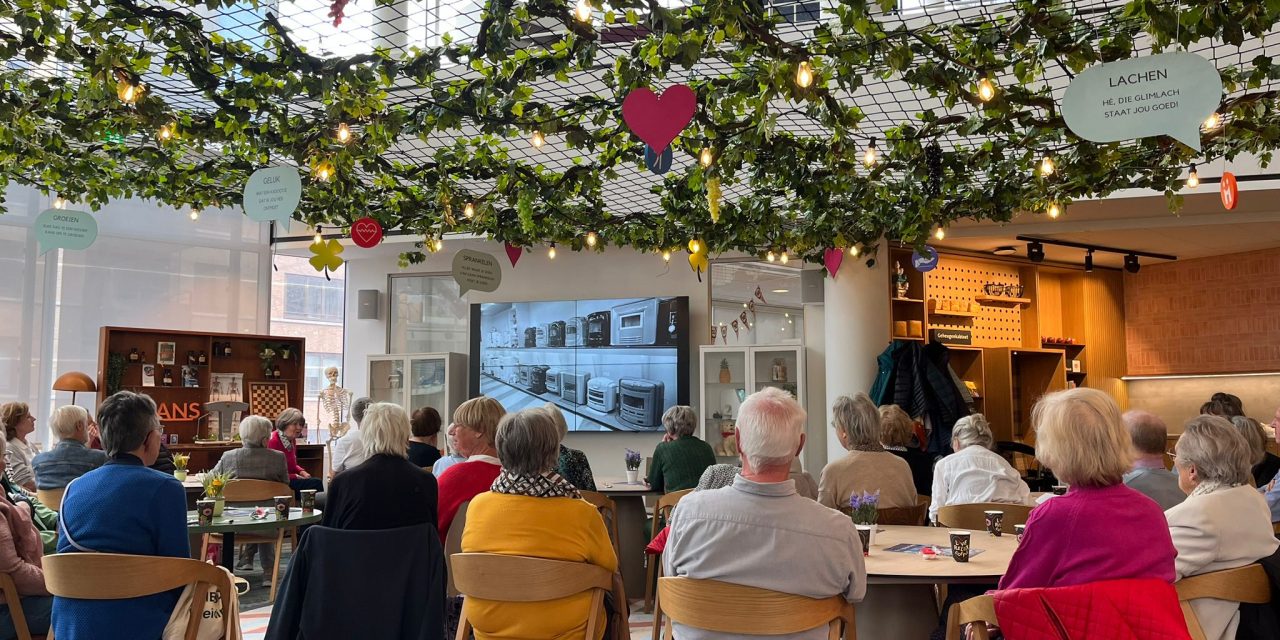Ouderen delen persoonlijke geschiedenisfoto’s in 55PLUS café: ‘De herinneringen verbinden’