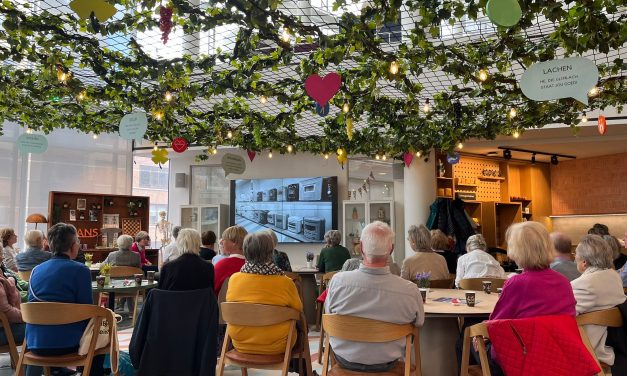 Ouderen delen persoonlijke geschiedenisfoto’s in 55PLUS café: ‘De herinneringen verbinden’