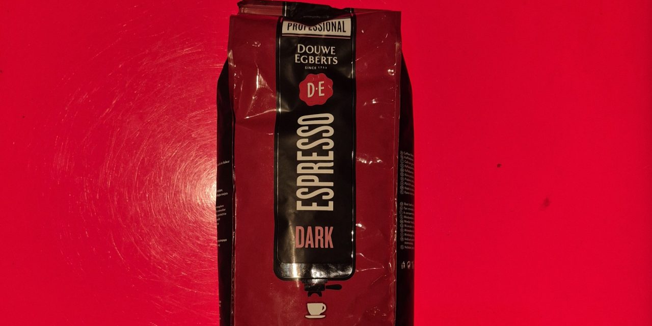 Voedselbank Nieuwegein zamelt DE punten in voor zakken koffie.