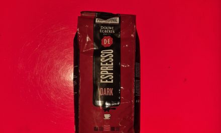 Voedselbank Nieuwegein zamelt DE punten in voor zakken koffie.