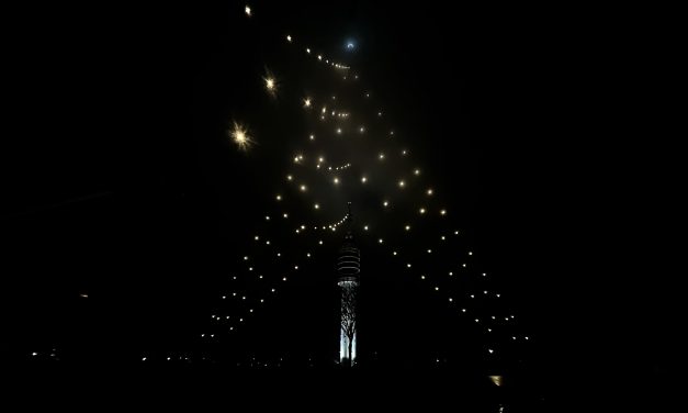 Grootste kerstboom van Nederland in IJsselstein brandt dit jaar een week langer