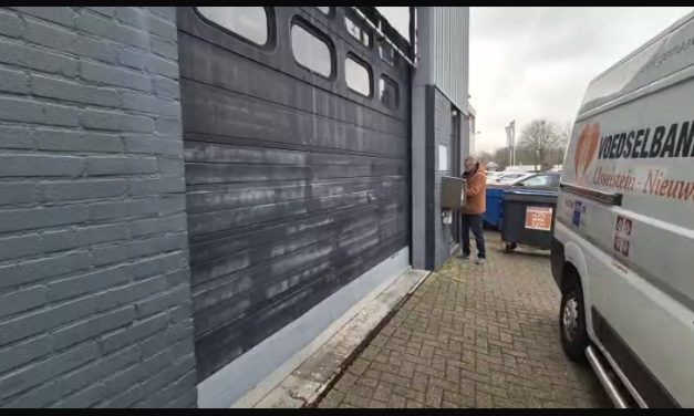 Voedselbank Nieuwegein krijgt grote voorraad aan koffiepakken door inzamelingsactie van Lions club.  