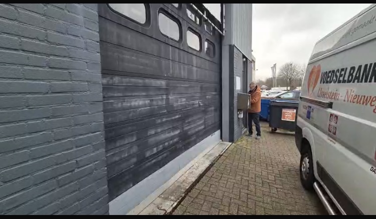 Voedselbank Nieuwegein krijgt grote voorraad aan koffiepakken door inzamelingsactie van Lions club.  