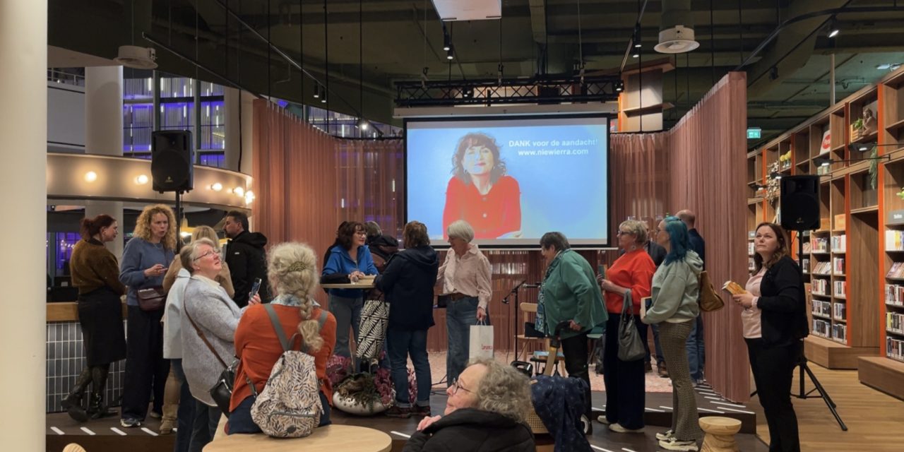 Schrijfster Anya Niewierra geeft lezing in bibliotheek tijdens Boekenweek