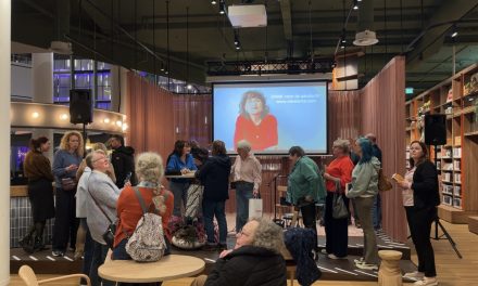 Schrijfster Anya Niewierra geeft lezing in bibliotheek tijdens Boekenweek