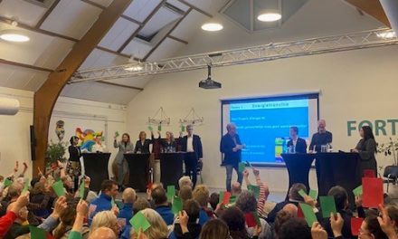 Vol Dorpshuis bij verkiezingsdebat in Vreeswijk: inwoners en politici met elkaar in gesprek