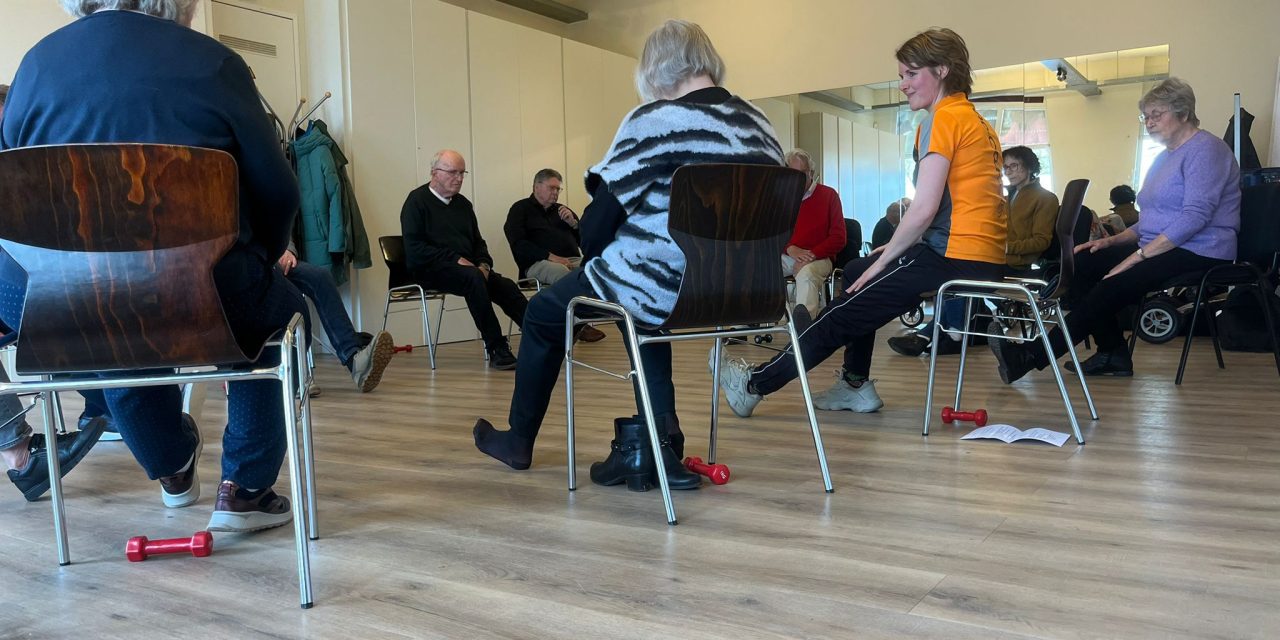 Ouderen werken aan hun balans tijdens sportuurtje in Buurtplein Batau