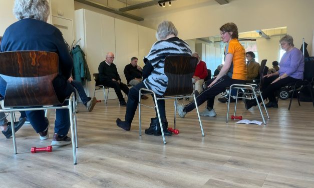 Ouderen werken aan hun balans tijdens sportuurtje in Buurtplein Batau