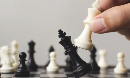 Henny van Dijk leert kinderen schaken