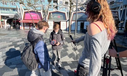 Studenten houden straatinterviews voorafgaand aan verkiezingsdebat