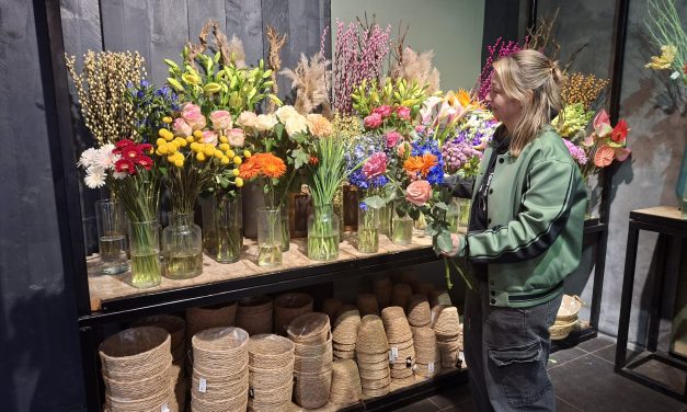 ‘’Je bent als bloemist bij alles betrokken, van geboorte tot de dood, en dat geeft wel binding met de klant’’ Claudia Zwaan, bloemist Bloemenvaria