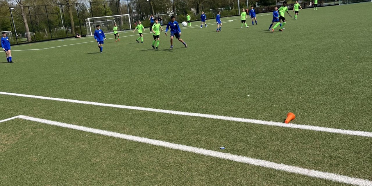 Basisschool De Zandbloem grote winnaar schoolvoetbaltoernooi