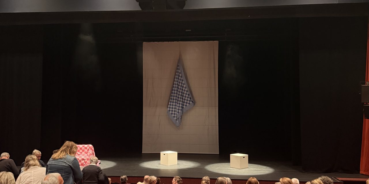 Voorstelling ‘Schoon Genoeg!’: herkenbare chaos op het podium