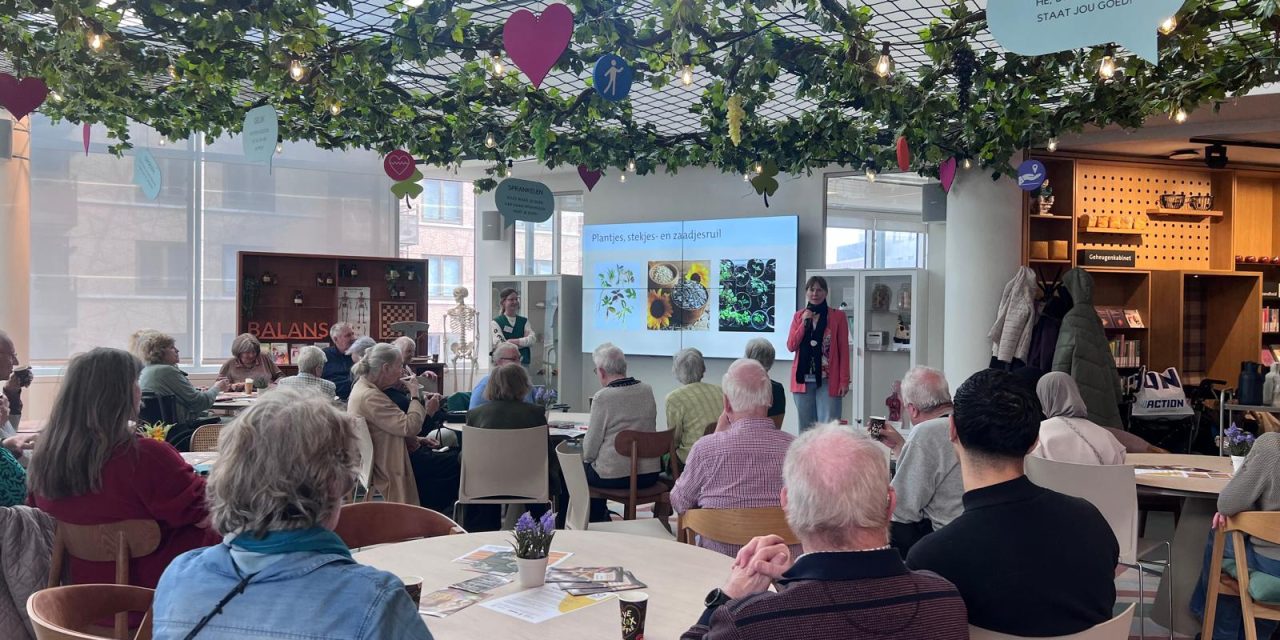 Plus Café helpt inwoners Nieuwegein bij vergroenen van tuin