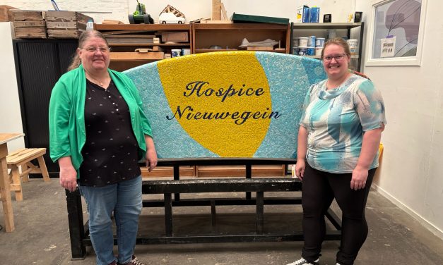 Wij3.0-deelnemer Monique bouwt anderhalf jaar aan mozaïekbankje voor nieuw hospice